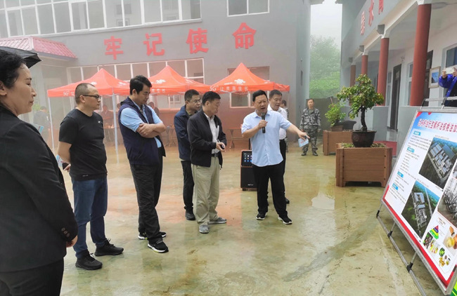 考核组现场听取相关负责人汇报
