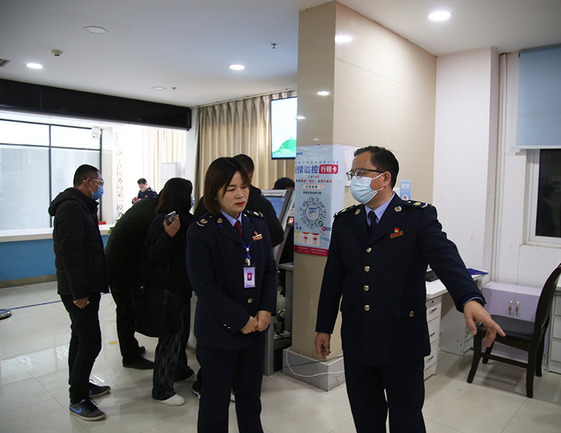 洛宁县局多举措应对年末办税高峰