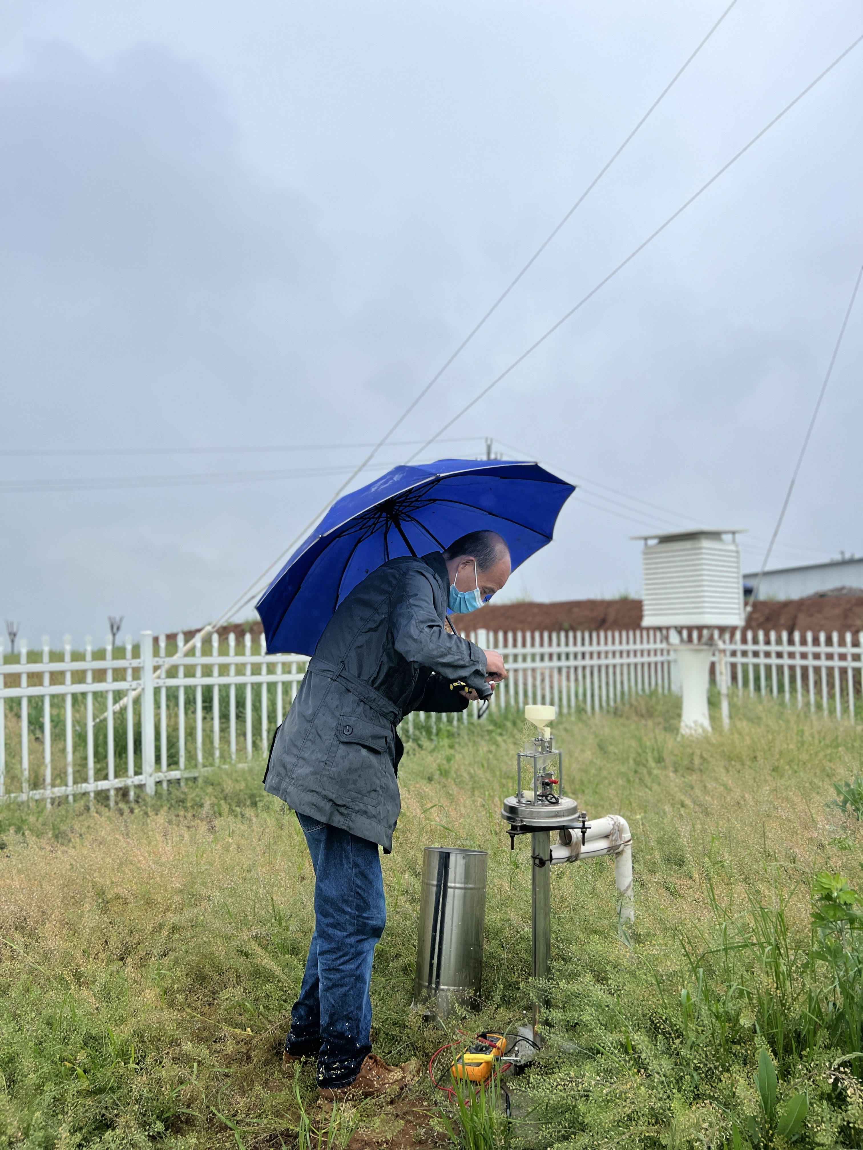技术人员冒雨抢修区域自动站